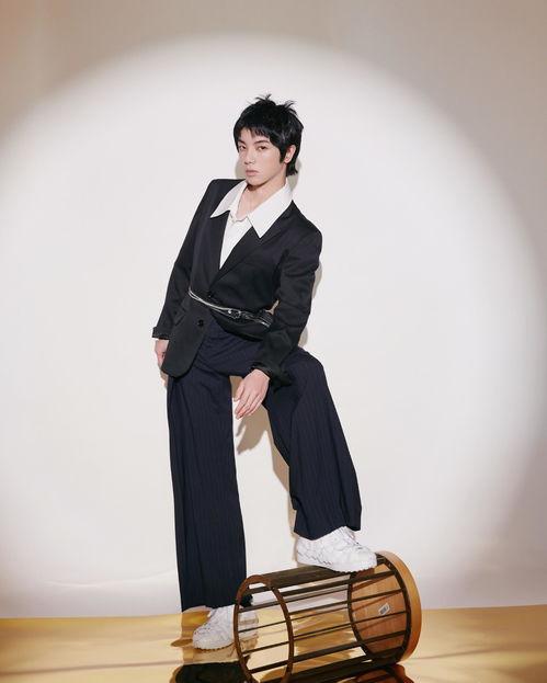 娱乐吃瓜男歌手,揭秘吃瓜男歌手的幕后故事